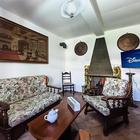 Private Garden Retreat - Free Park - 900m Apartment