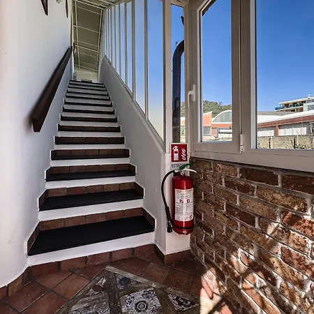 Private Garden Retreat - Free Park - 900m Apartment *